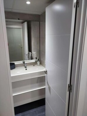 Dusche, Haartrockner, Bidet, Handtücher