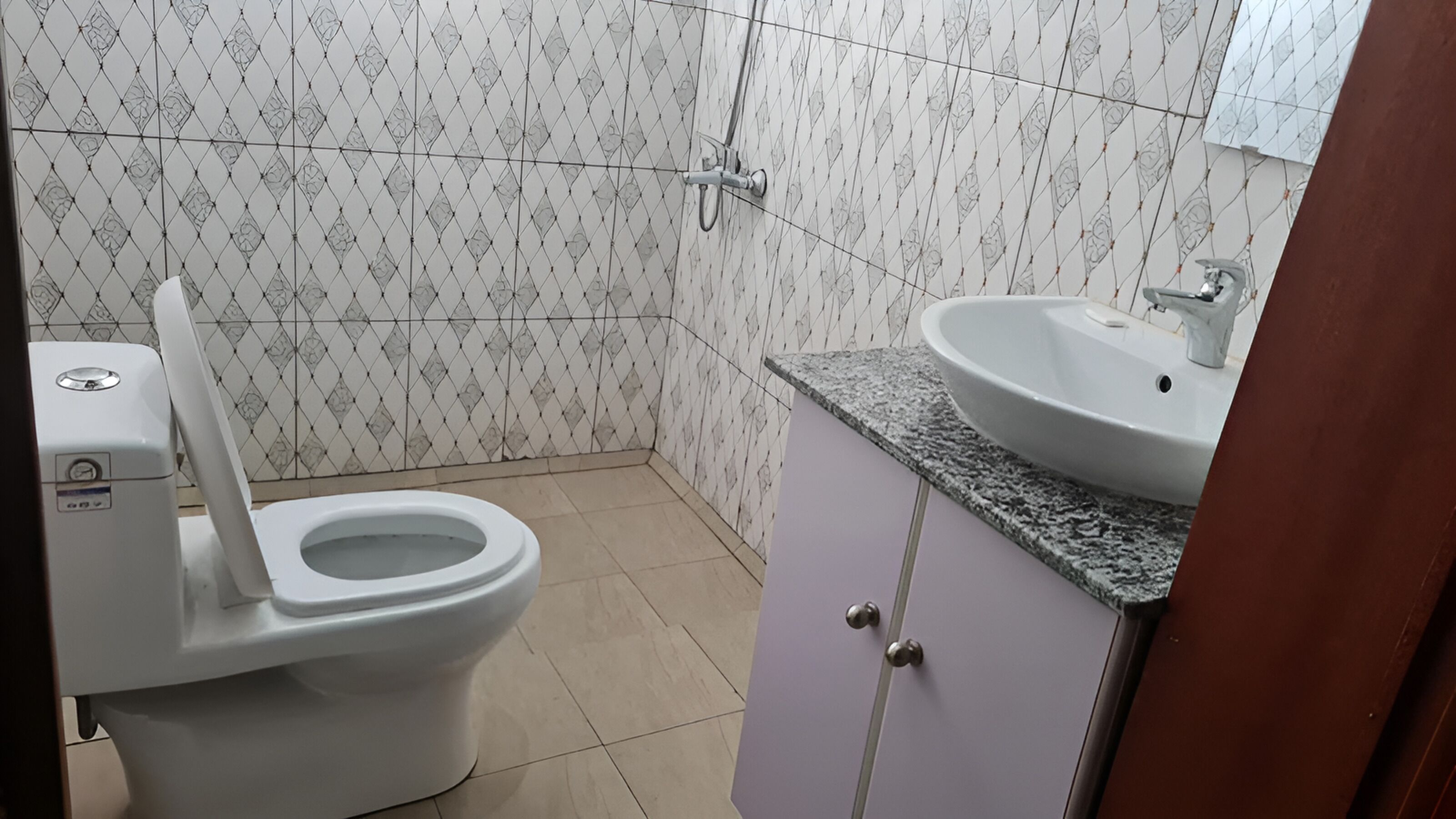 Un baño con inodoro, lavabo y ducha.
