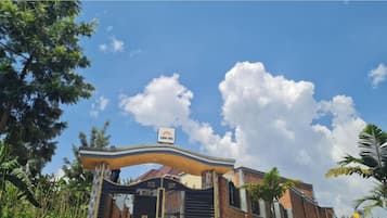 Room, 1 Bedroom, Balcony, Mountain View | Front of property
