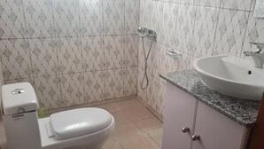 غرفة - غرفة نوم واحدة - بشرفة - منظر للجبل | حمام