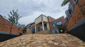 Room, 1 Bedroom, Balcony, Mountain View | Front of property