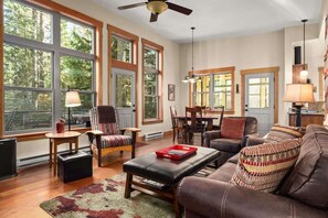 Fernseher, Kamin, DVD-Player, Stereoanlage