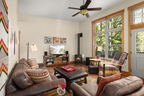 TV, fireplace, DVD player, stereo - Tranquil Creekside Cabin (Columbia Falls)