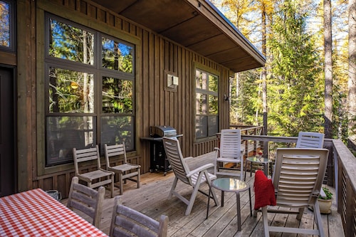 Tranquil Creekside Cabin