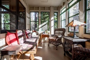 Fernseher, Kamin, DVD-Player, Stereoanlage