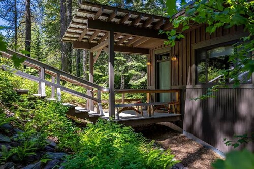 Tranquil Creekside Cabin