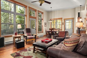 TV, fireplace, DVD player, stereo - Tranquil Creekside Cabin (Columbia Falls)