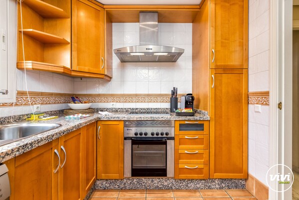 Fridge, oven, dishwasher, coffee/tea maker