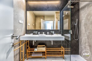 Dusche, Haartrockner, Handtücher, Seife