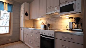 Frigorífico, microondas, lavavajillas y hervidor eléctrico