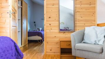 2 bedrooms, iron/ironing board, internet