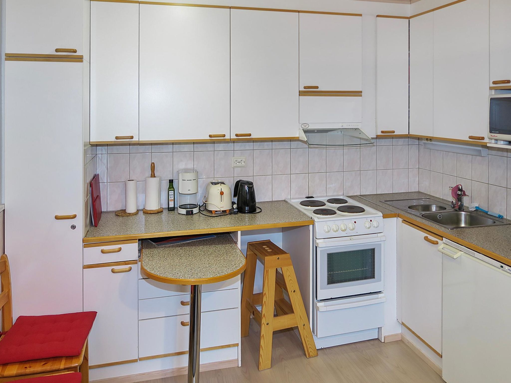 Refrigerador, microondas, tostadora y utensilios de cocina 