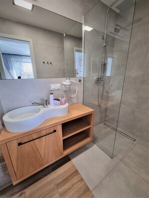 Eenvoudige kamer (05) | Badkamer | Een haardroger