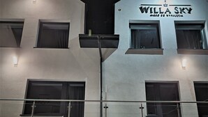 A multi-story building with a sign reading "Willa Sky" and "Motelowa 11". - Willa Sky (Wladyslawowo)