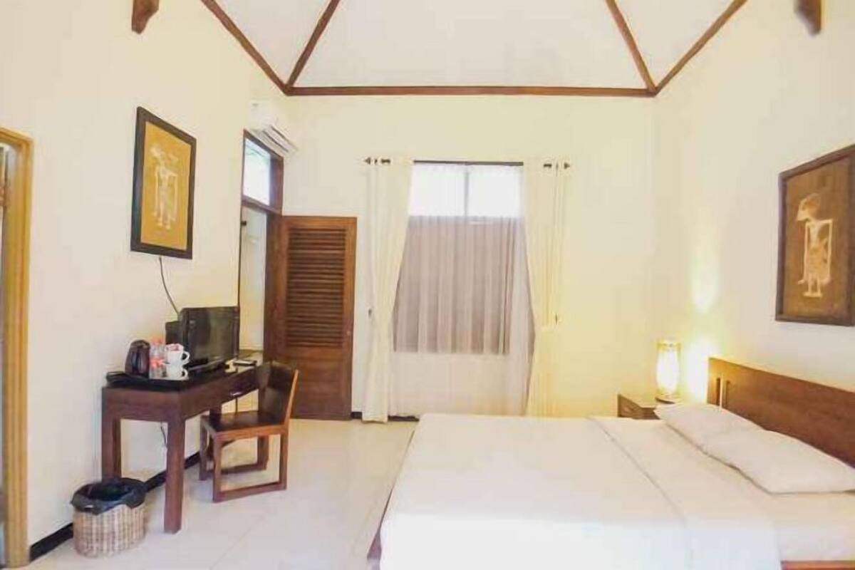 Desk, free WiFi, bed sheets