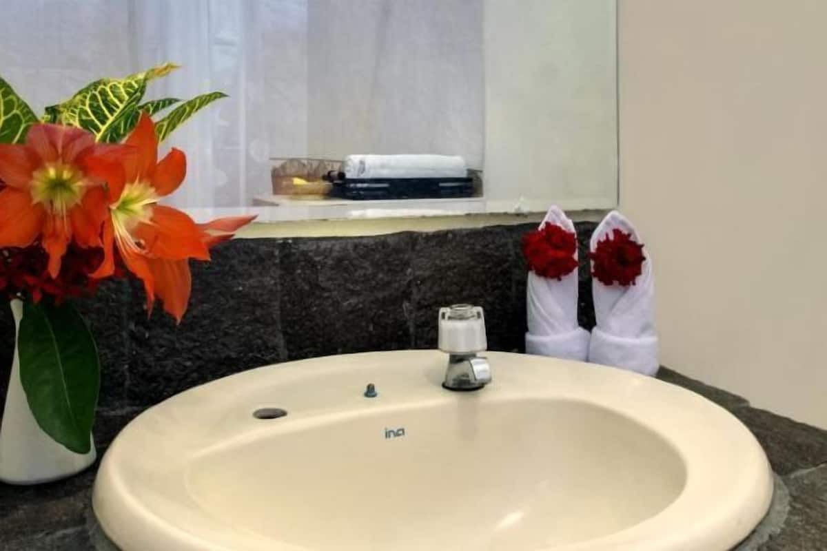 Bathroom | Shower, free toiletries, slippers, towels