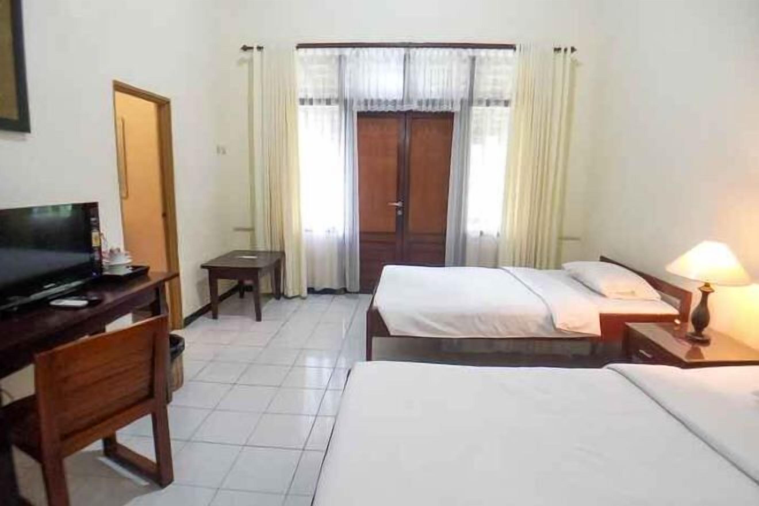 Meja kerja, Wi-Fi gratis, dan seprai linen