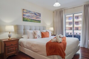 3 habitaciones, tabla de planchar con plancha y cuna de viaje 