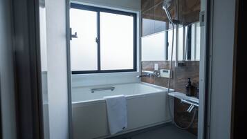 Studio 35 Family, Multiple Beds, Non Smoking | Kamar mandi | Perlengkapan kamar mandi ramah lingkungan, pengering rambut, dan sandal