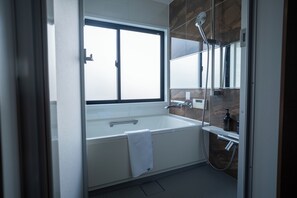 Studio 35 Family, Multiple Beds, Non Smoking | 浴室 | 环保洗浴用品、吹风机、拖鞋、毛巾
