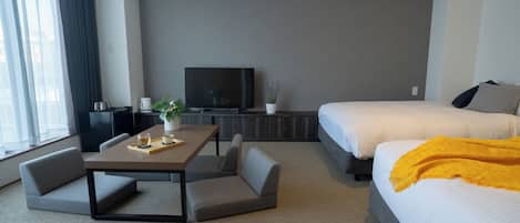 أسرّة بطبقة علوية مريحة وطراز فريد لكل وحدة وستائر تعتيم وواي فاي مجانًا