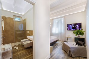 Camera Ischia | Bad | Dusj, regndusjhode, tøfler og bidé