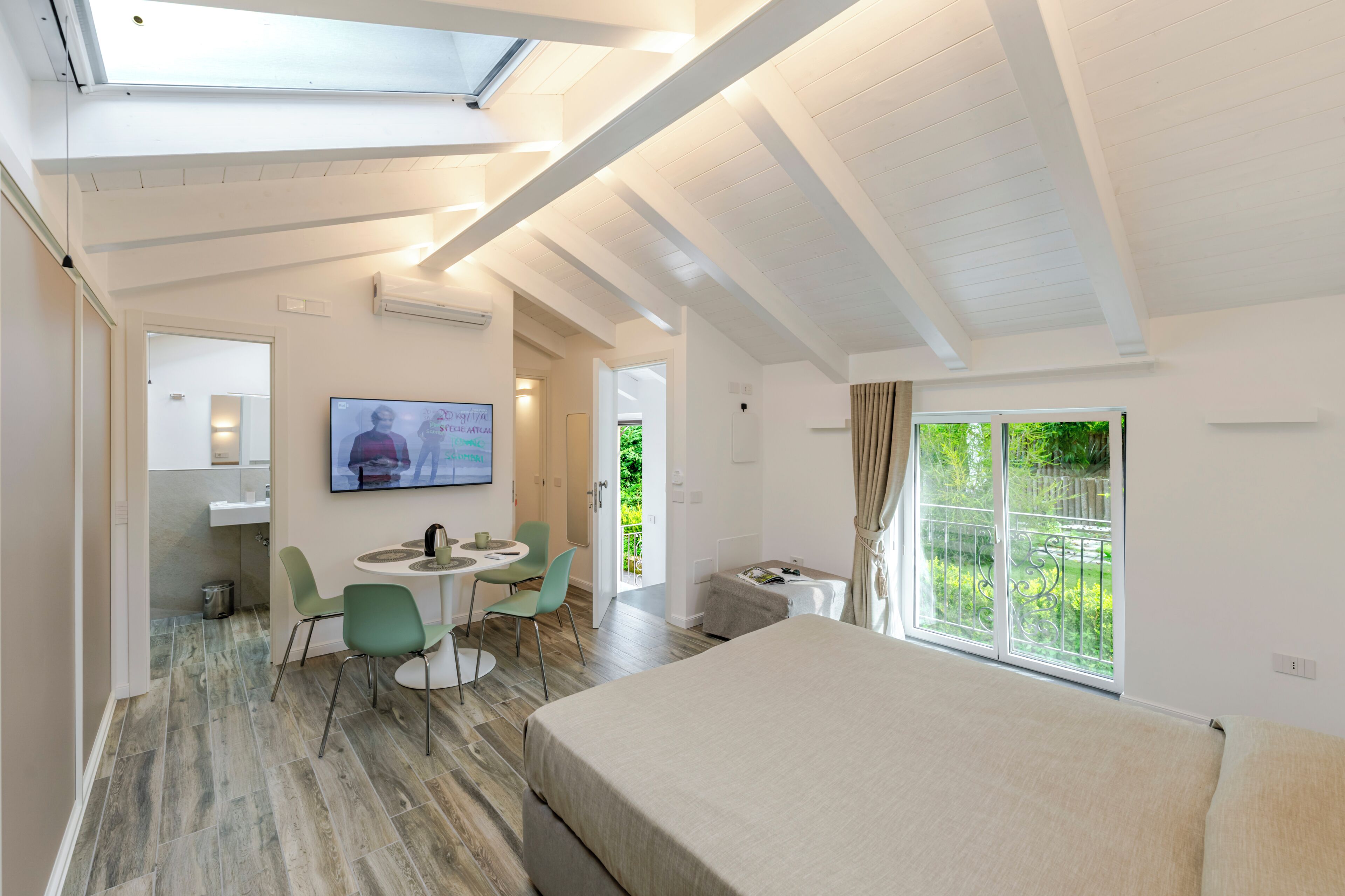 AGAVE APARTMENT | Wohnbereich | Computerbildschirme