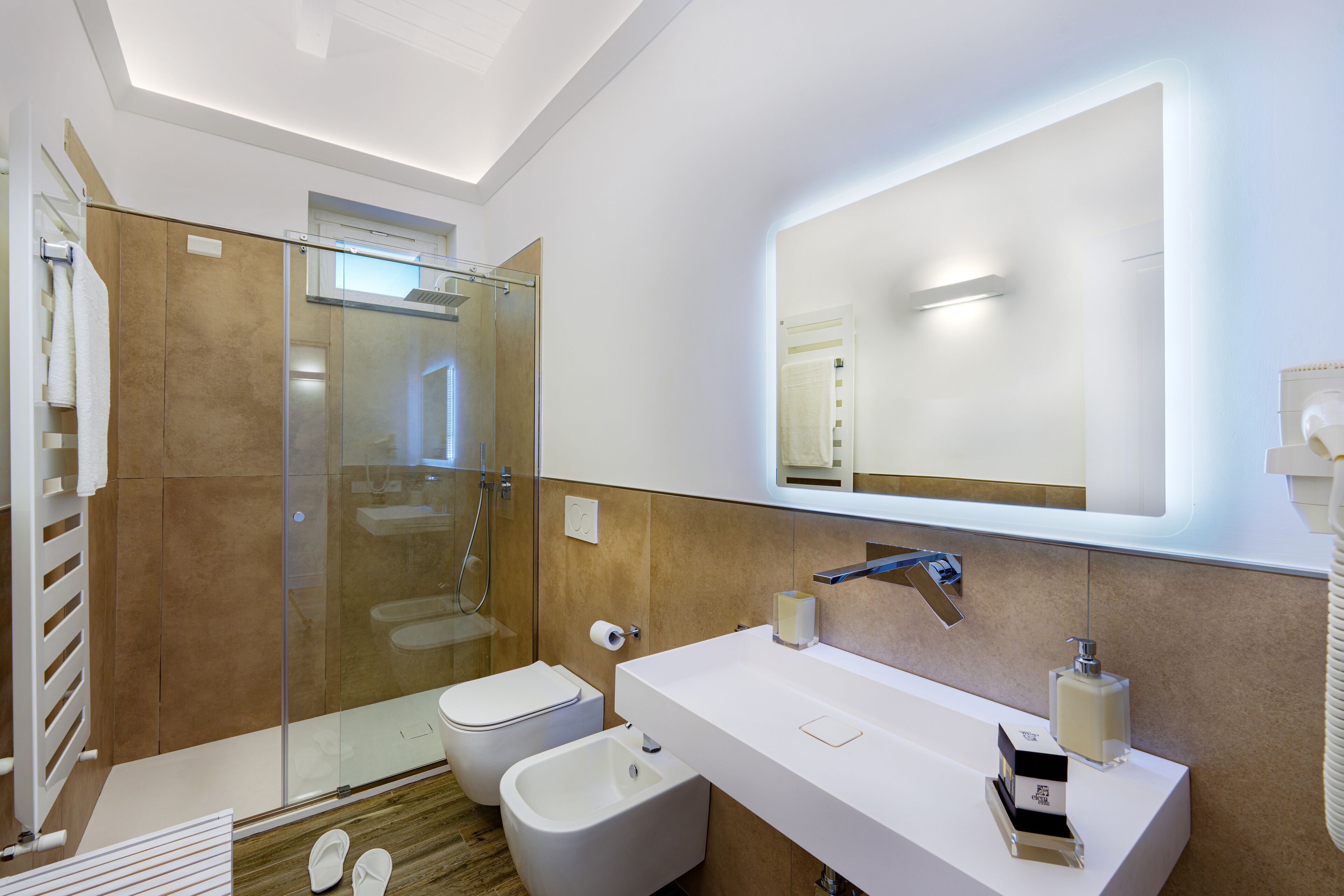 Camera Ischia | Bagno | Doccia, soffione a pioggia, pantofole, bidet