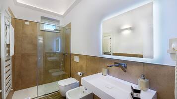 Camera Ischia | Bagno | Doccia, soffione a pioggia, pantofole, bidet