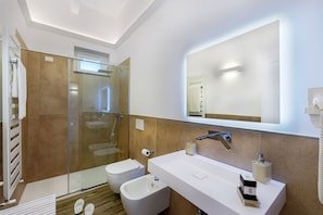 Camera Ischia | Bathroom | Shower, rainfall showerhead, slippers, bidet
