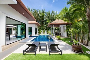 Outdoor pool - Stunning Air-Conditioned Villa with Private Pool Near Rawai Beach (Tambon Rawai)