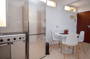 Frigorífico, microondas, horno y placa de cocina