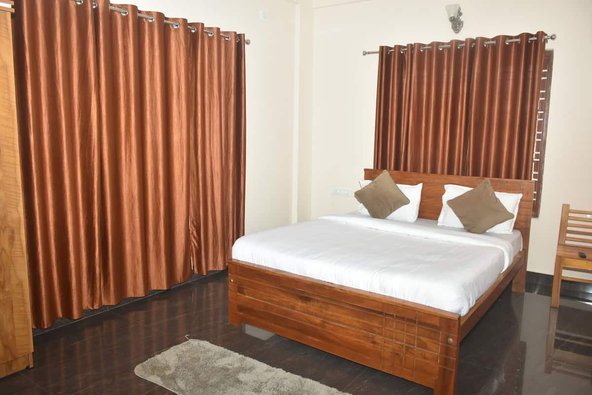 Une chambre à coucher avec un lit en bois, des rideaux marron, une tête de lit en bois et une petite chaise en bois.