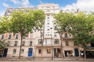 Ett hotell i klassisk europeisk arkitektonisk stil, med flera våningar, balkonger och en framträdande entré.