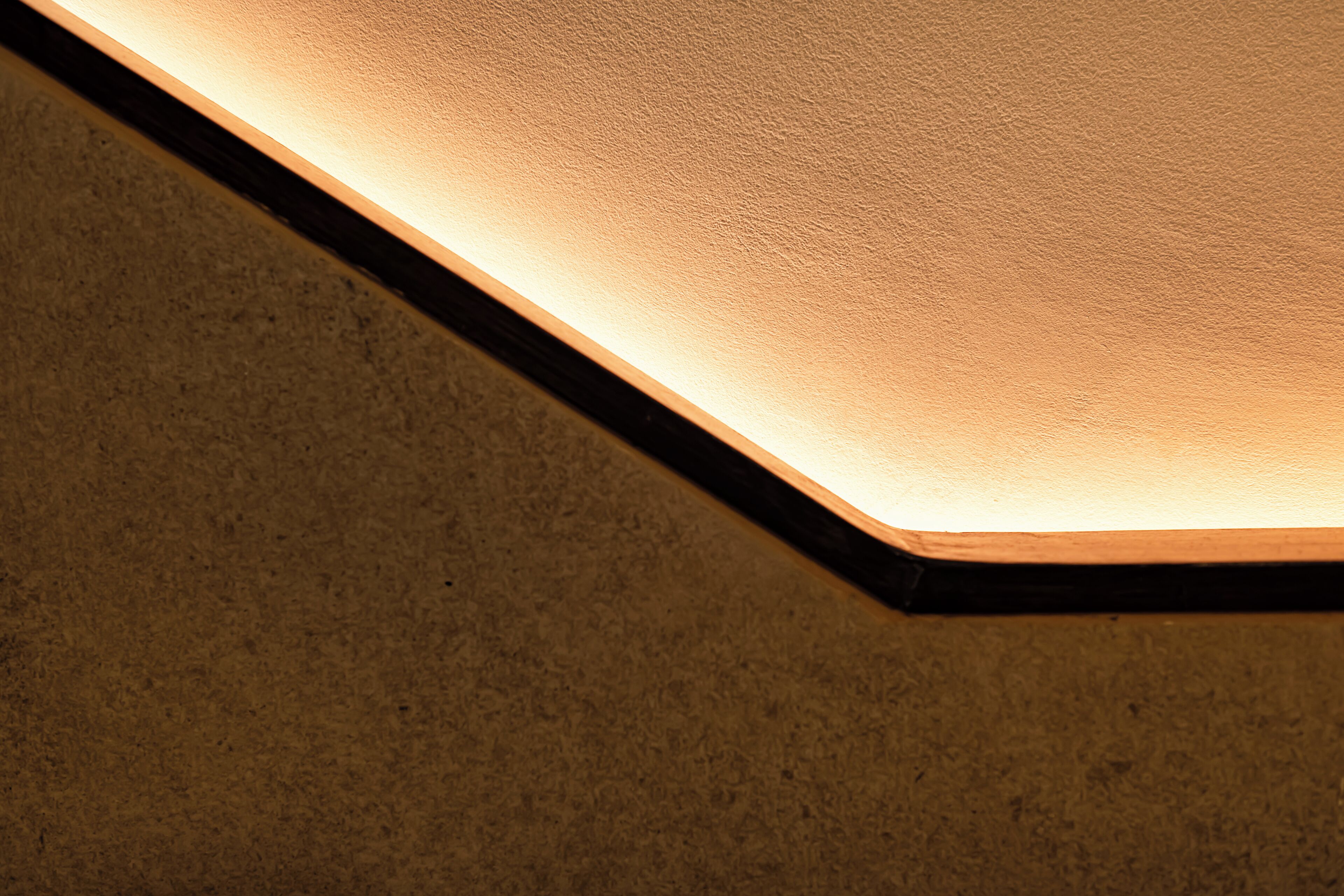 Primer plano de una pared texturizada con detalles de madera.