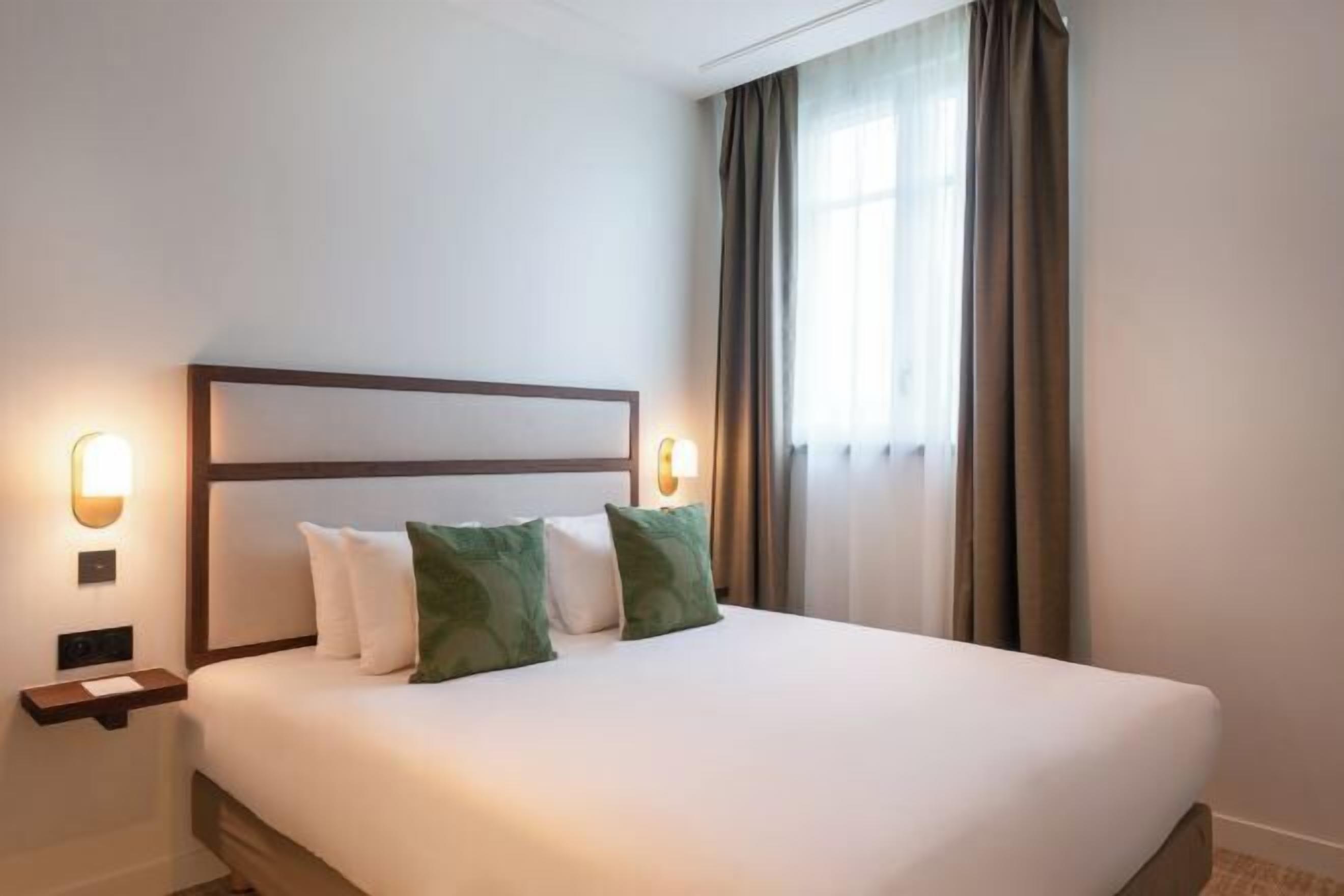 Hypo-allergenic bedding, in-room safe, individually furnished, desk