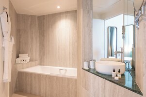 Habitación Deluxe doble | Baño | Bañera, bañera profunda, secador de pelo y albornoces