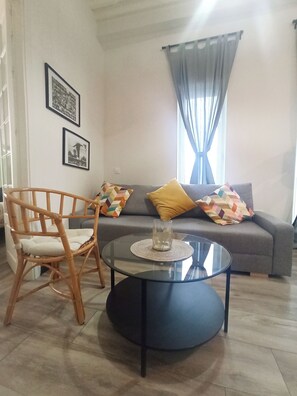 Leilighet – superior | Oppholdsområde | Flatskjerm-TV