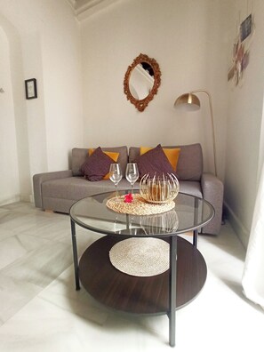 Leilighet – deluxe | Oppholdsområde | Flatskjerm-TV