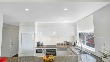 Micro-ondes, plaque de cuisson, lave-vaisselle