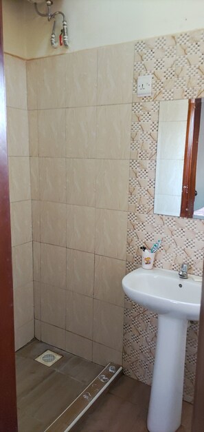 Shower, towels, soap, toilet paper - 3 Bed Home In Kampala (Kampala)