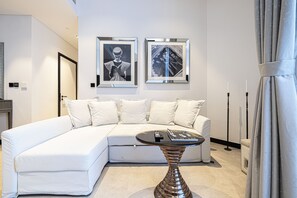 Appartamento Deluxe | Area soggiorno | Smart TV 65 pollici con canali via cavo, Netflix, servizi in streaming
