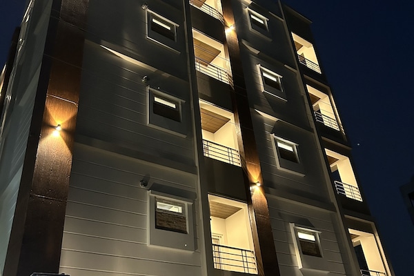 Vista frontal de la propiedad