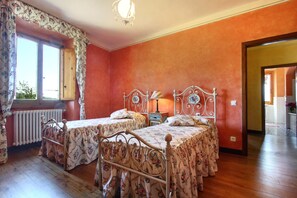 5 Schlafzimmer, Bügeleisen/Bügelbrett, WLAN