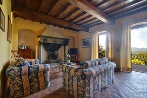 TV, fireplace - Villa Chiara - Homelike Villas (Greve in Chianti)