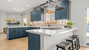 Een koelkast, een magnetron, een oven, een kookplaat