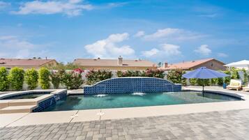 Een verwarmd zwembad