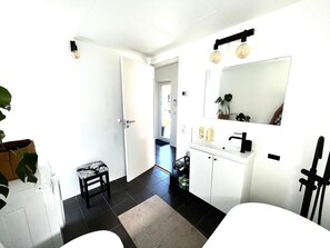 Towels, soap, shampoo, toilet paper