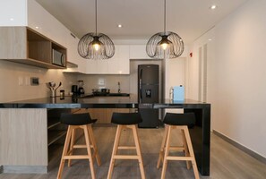 Frigorífico, microondas, horno y placa de cocina