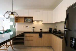 Kühlschrank, Mikrowelle, Ofen, Herdplatte